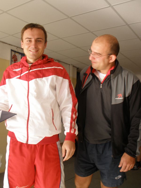 P9260015.JPG - Pepča obdivuje, jak mi to ladí. Holt když někdo neoslňuje výkony, musí alespoň vzhledem.