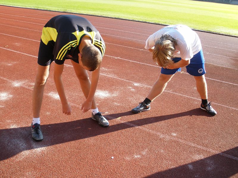 P9260027.JPG - I mladí borci protažení nepodceňují, i když zkrácené šlachy neumožňují to úplně nejkvalitnější protažení.