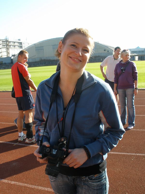 P9260050.JPG - Zapisovatelka, rozhodčí a fotografka druhé skupiny - Evička.