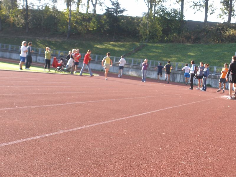 P9260058.JPG - Rozhodčí zapisují časy, kontrolují jejich správnost.