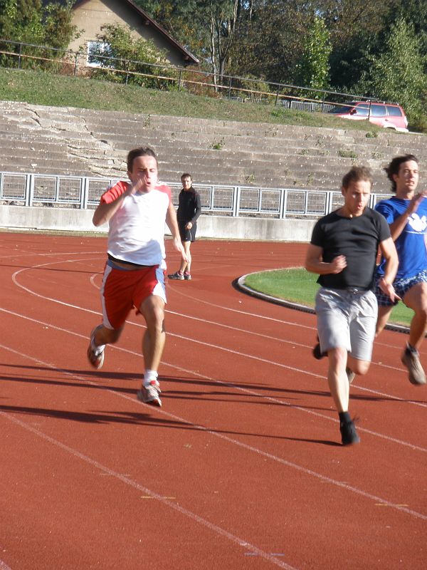 P9260063.JPG - Zarputilost, síla to vše tam bylo, bohužel startér si nezkontroloval, že časomíra nebyla připravena, tudíž tento běh byl naprosto zbytečný. Ten zmar, který nás zasáhl v cíli, byl nepopsatelný. Vydýchat se a nabrat novou energii nám zabralo 10 minut, ani pak to nebylo 100%, ale čekat déle by už naši "kamarádi" nevydrželi.