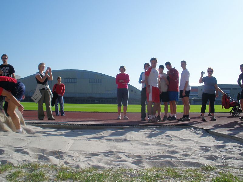 P9260068.JPG - Zde atlet přeskočil očekávané místo dopadu. Ostatní, zvláště pak já, závistivě koukáme na délku skoku.