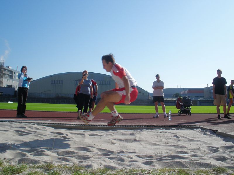 P9260077.JPG - Nejhorší skokan do dálky v dějinách - Štěpán. Rukama si nepomůže a sedí tam, jako bych tam chtěl doletět na létajících koberci.
