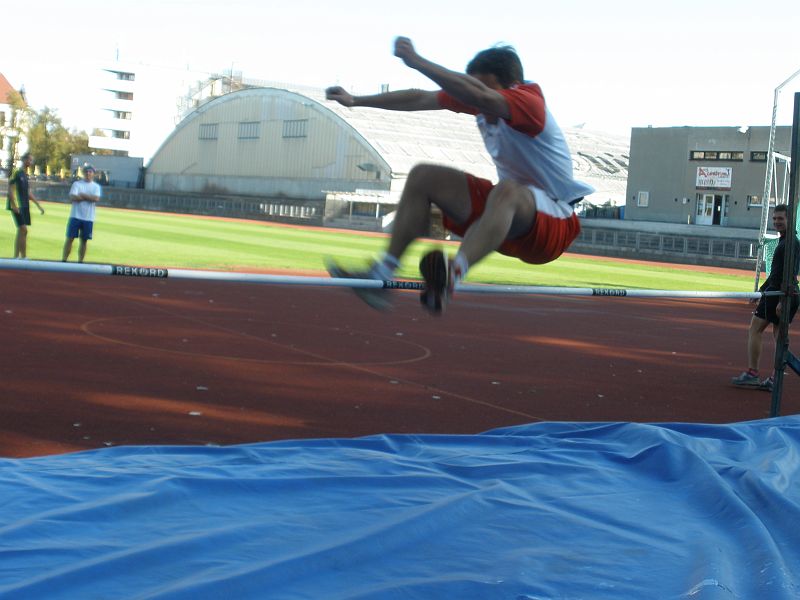 P9260129.JPG - Sedna na ní či přeletí.