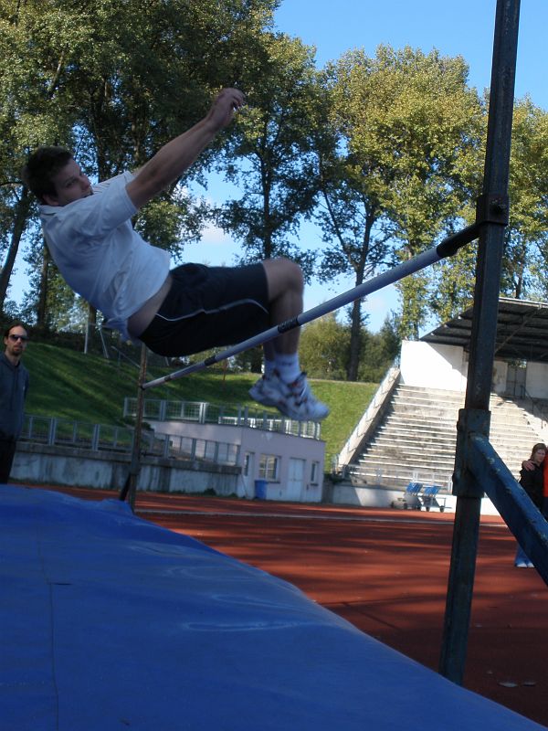 P9260150.JPG - Zde ještě rekordman Oťas zkoušel zadem, ale pak se dal na efektivnější salto.