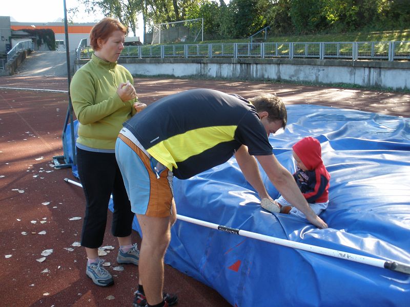 P9260180.JPG - Tak si na závěr disciplíny výšku vyzkoušel i Štěpa.