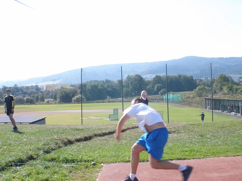 P9260252.JPG - Tomíkovi letěl oštěp ukázkově.