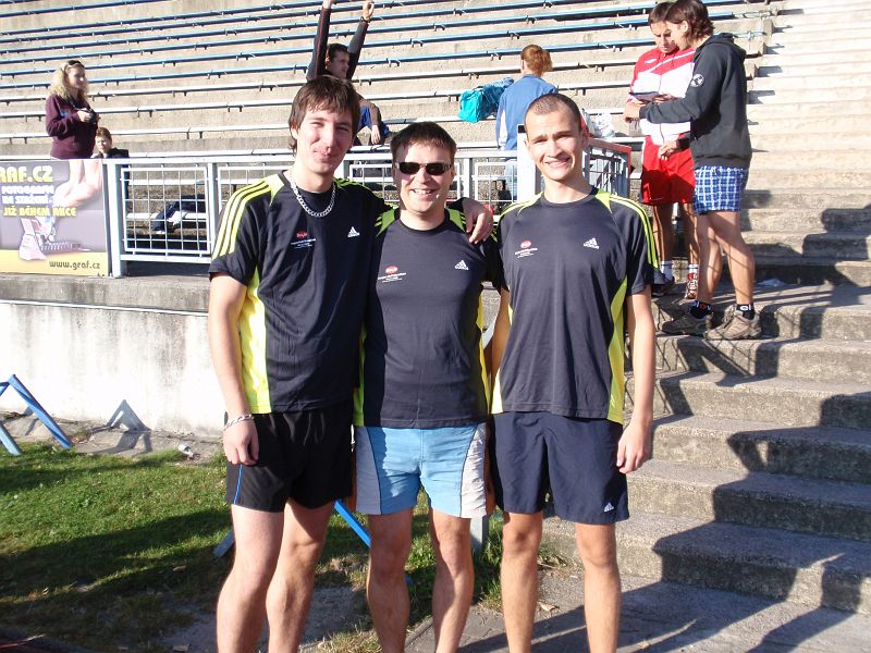 P9260945.JPG - 3 chlapci v tričku z běžeckého Grand Prix.