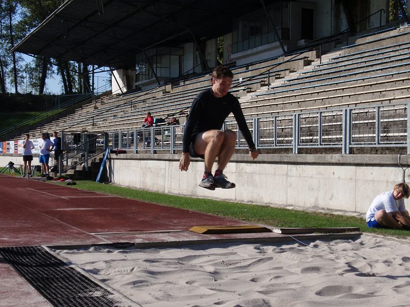 P9260964.JPG - Franta vypadá, jako by skákal s plnými taškami.