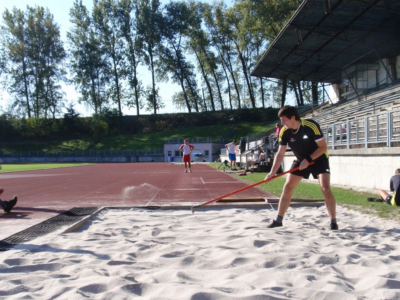 P9260970.JPG - Radek nejdříve připraví doskočiště, když se podíváme, kdo je na startovní čáře, je jasné, že stačí upravit písek na začátku pískoviště.