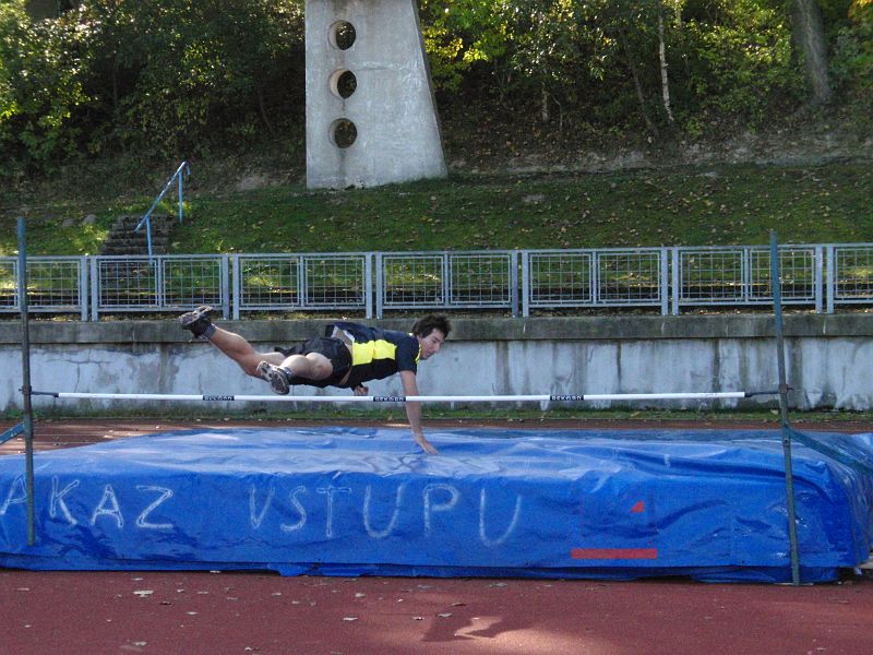 P9260983.JPG - Radek letí jako superman a ještě kontroluje jestli laťku neshodí.