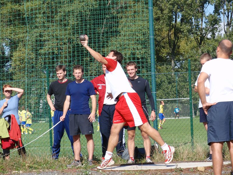 P9261011.JPG - Zde si všimněte "klíčů" co mám v kapse a pak Marcely, která to se zaujetím sleduje.