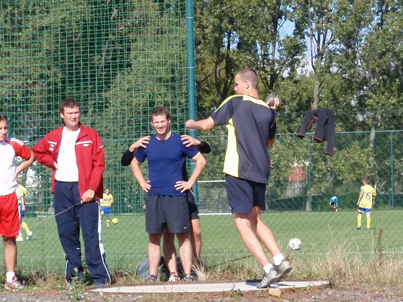 P9261020.JPG - Další pán na holení, věnujte pozornost jak Franta masíruje Hanze, to bych pak taky házel jako bůh :-).