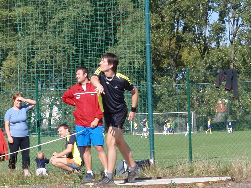 P9261080.JPG - Marcela se nevšímá ani kam to letí, ani syna jen atleta.