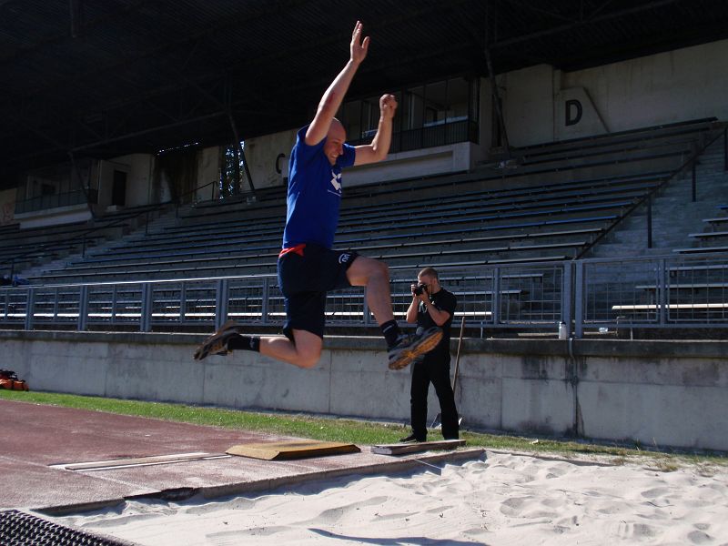 P9261113.JPG - Jirka se perfektně pomáhá dlouhými pažemi.