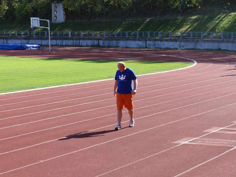 P9261118.JPG - Gazza se připravuje na osmou disciplínu, běh na 110 metrů přes překážky.