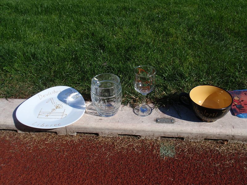 P9261131.JPG - Žaneta diplomy a Alice talíře a skleničky.