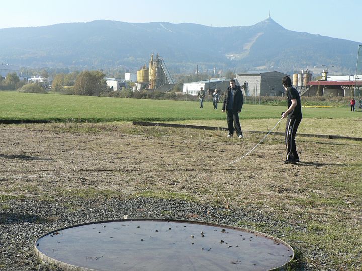 P1060253.JPG - Další disciplínou byl vrh koulí, bohužel oficiální odhodiště bylo zcela podvodou.