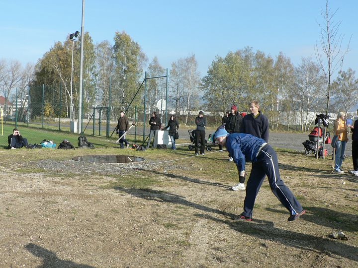 P1060257.JPG - Péťa kontroluje, kam koule dopadla