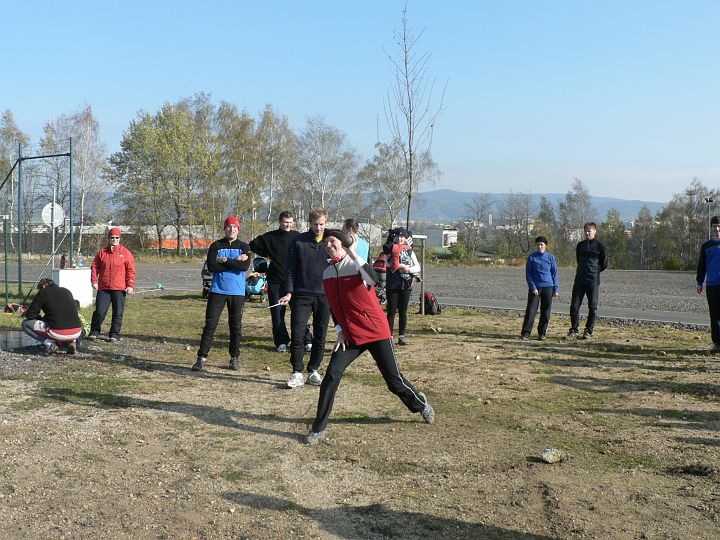 P1060260.JPG - Iveta vrhající kouli