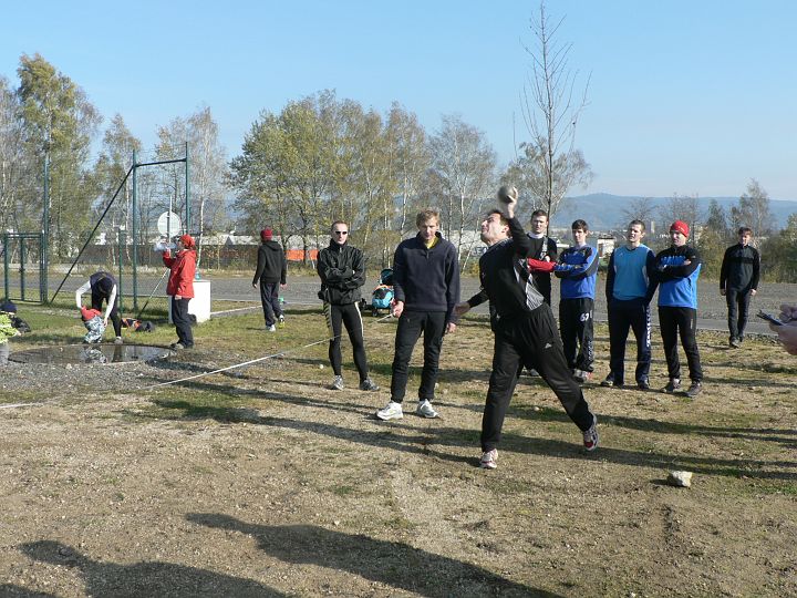 P1060262.JPG - Obávám se, že tohle není zrovna bezchybný postoj pro vrh koule