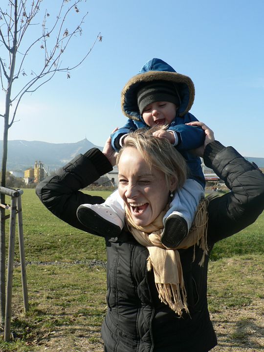 P1060272.JPG - Někoho naše vrhání koulí vůbec nebavilo, za to hrát si s vlasy, to bylo něco