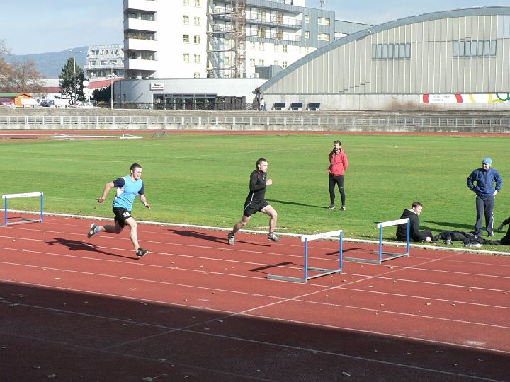 P1060300.JPG - Běh přes překážky je Frantova parádní disciplína