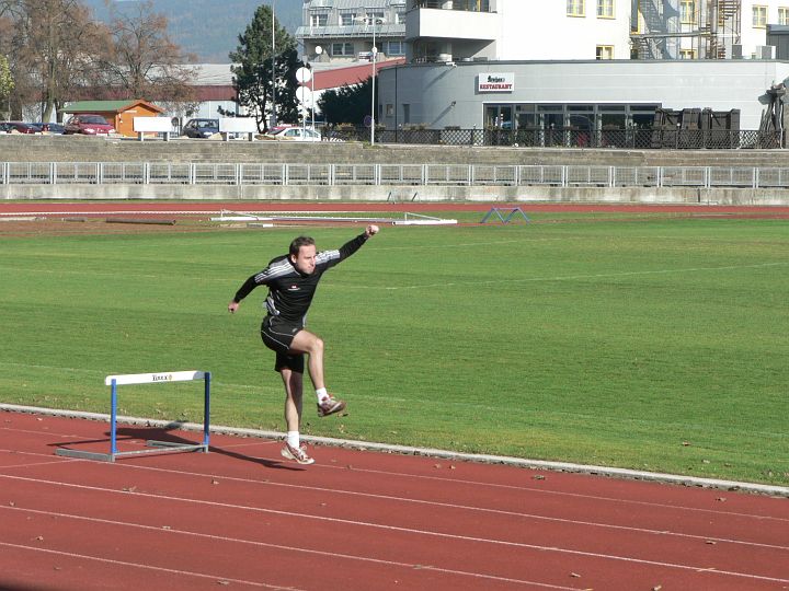 P1060302.JPG - Každý doskok náležitě oslavil, zvednutou rukou