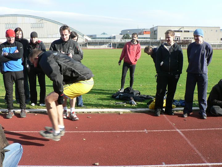 P1060310.JPG - Museli jsme udělat změnu programu, neboť doskočiště na skok vysoký byl již zazimován.