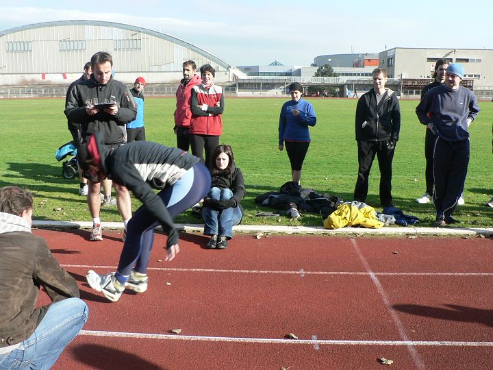 P1060321.JPG - Míša na doskoku.