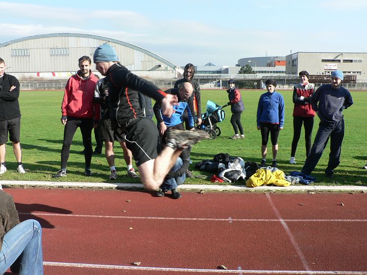 P1060325.JPG - Franta skok na kolena.