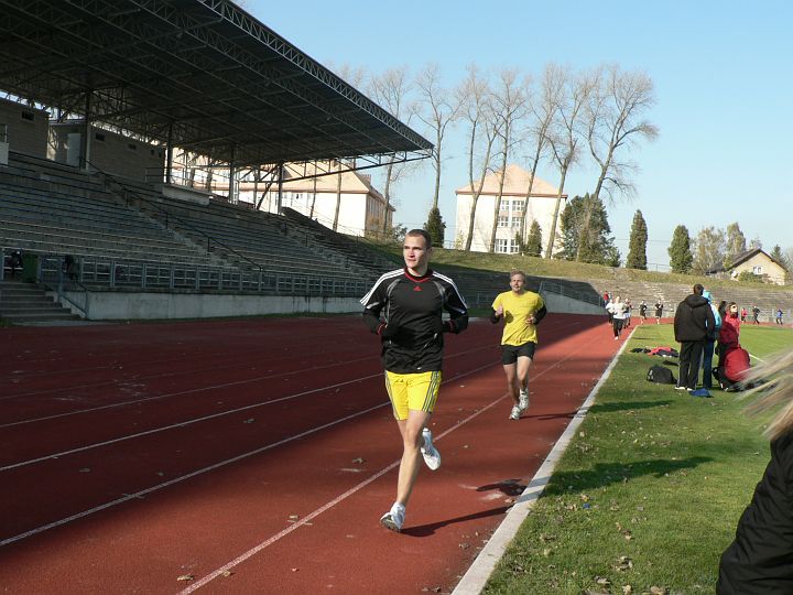 P1060337.JPG - Jára běží svým strojovým tempem, ale už ho dohání Lukáš, který zrychluje a nakonec skončí třetí.