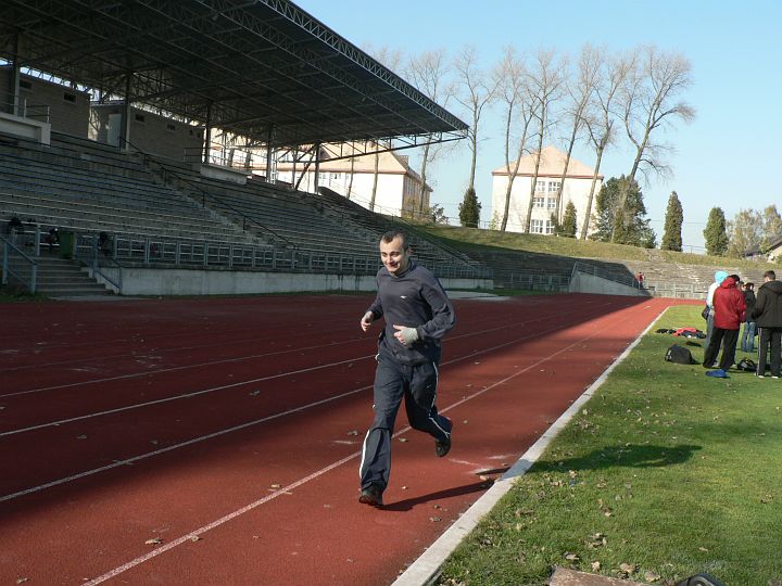 P1060345.JPG - A Péťa uzavírá běžecký peloton