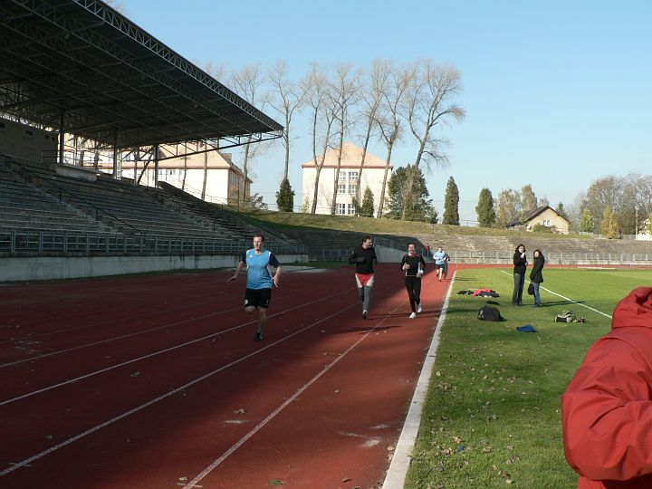 P1060357.JPG - Vítězný spurt Hanze, o kolo předbíhá Pavla s Ivetou