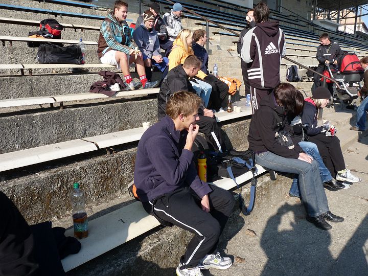 P1130932.JPG - Mezi disciplínami je možné se občerstvit - teplý čaj ve várnici od paní Burkoňové a koláče od děvčat byl vždy k dispozici.