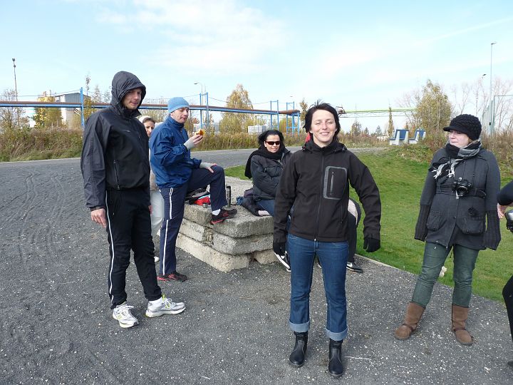 P1130945.JPG - Někdy občerstvení probíhalo i během disciplíny. Nálada byla i přes větrné počasí výborná