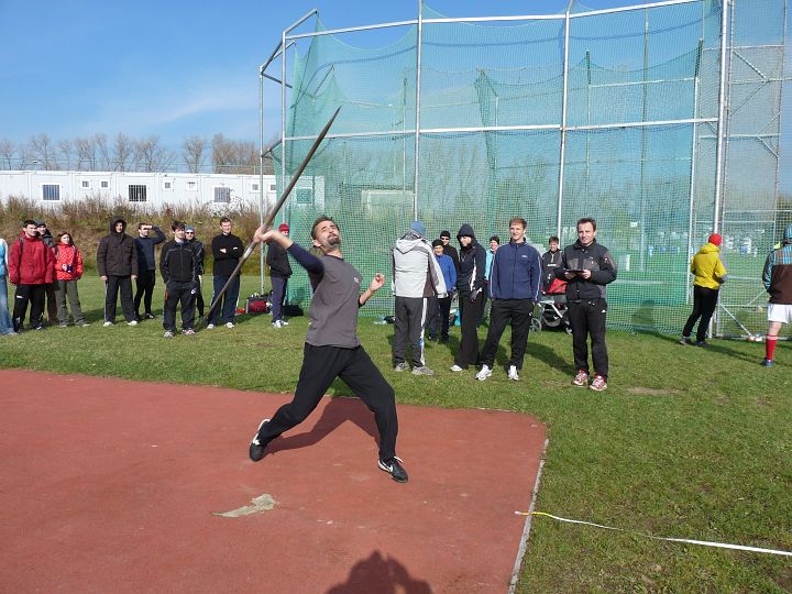 P1130951.JPG - Honza odhodil oštěp