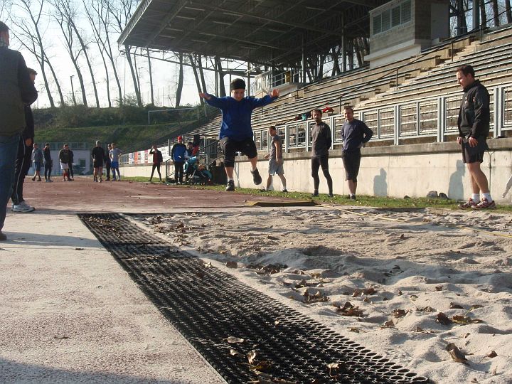 PA238858_1.JPG - Martínka a její jogínský skok