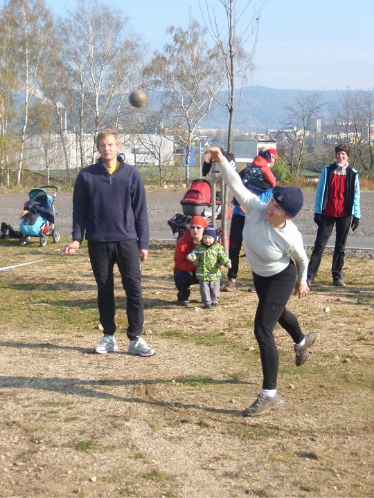 PA238875_1.JPG - Proto jsme si museli nový ovál namalovat sami. Míšin hod