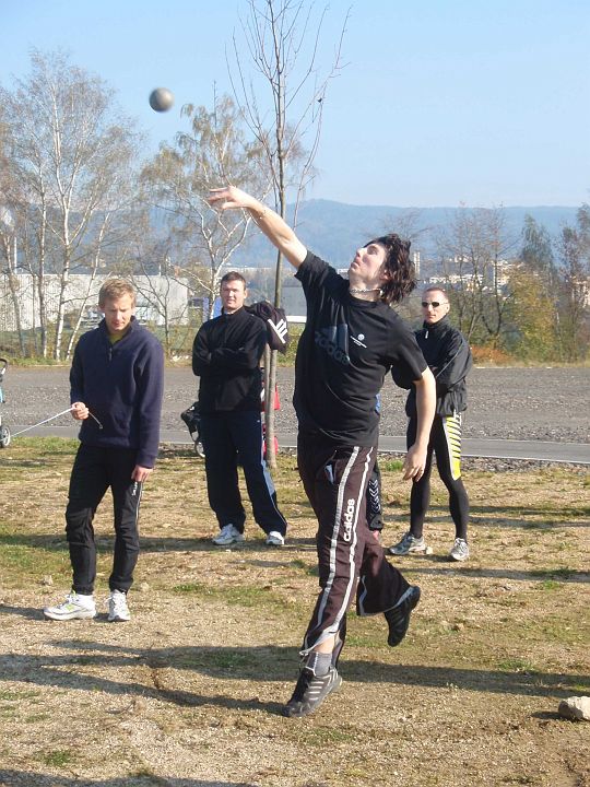 PA238883_1.JPG - Ráďa hází ze špiček, Lukáš  kontroluje přešlap