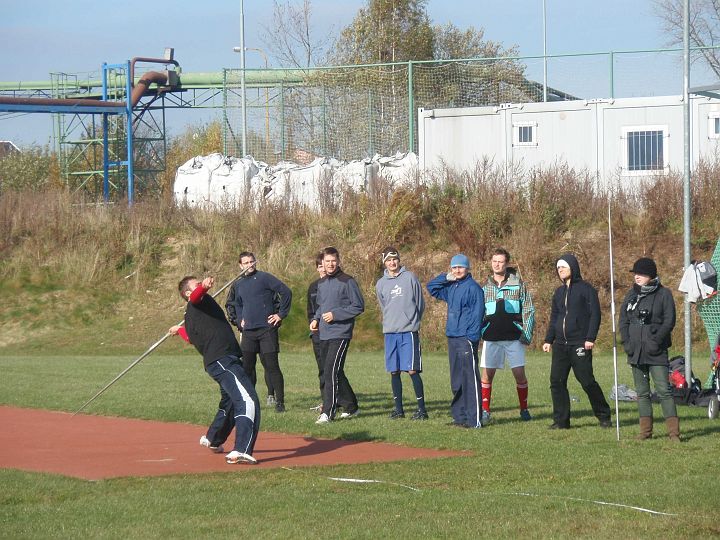 PA238885_1.JPG - Tomík prohne chodidla, aby odhodil náčiní co nejdále