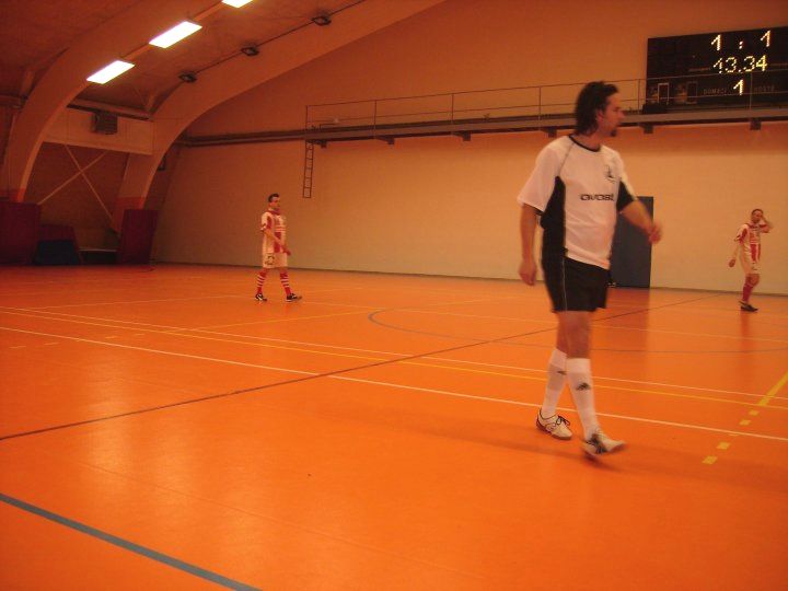 23812_1407565272504_1333608831_31118593_4102243_n.jpg - Je to malinko chodící futsal.
