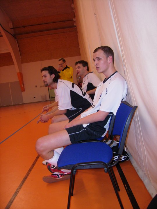 23812_1407565312505_1333608831_31118594_7772867_n.jpg - Na střídačce není příliš veselo.