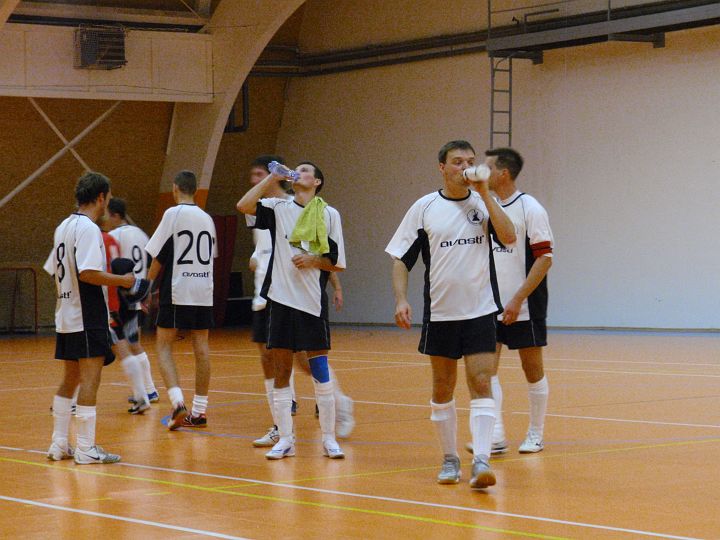 P9271188.JPG - A je konec 0:1, nováčkovská daň zaplacena a tekutiny se doplňují.