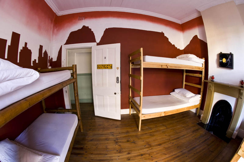 24269_9.jpg - Bydlela zde velmi zajímavá skupina lidí mnoha národů. Asi 60 letý Ital, který pořád chodil v modrých barvách a vše mělo nápis ITALIA. Sluneční brýle neodkládal ani v noci a jeho optimismus neznal mezí. Před turnajem si koupil lístky za 3000 USD, tedy i na finále, kde dle jeho slov Itálie nemůže chybět. Dále zde byla skupina Američanů, Francouzů, Brazilců, Holanďanů a Jihoafričanů. Zvlášť jeden bílý Jihoafričan byl výborný, fotbal ho vůbec nezajímal, ale když se otevřel bar, tak tam musel být. U hymny Anglie se ptal, proč zpívají: "God shave the Queen."