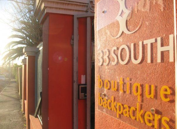 351904a.jpg - Opět jsme bydleli ve studentské čtvrti - Observatory. Na konci ulice bylo nádraží, odkud jezdil vlak asi  10 minut do centra, kde bylo funcentrum a stadion. V okolí bylo množství restaurací a obchodů. V noci se šlo po okolí pohybovat zcela bez obav. Opět nebyl problém zaparkovat před domem, jen si člověk musel dát pozor na ostrý obrubník. Tento hostel vedla skupinka mladých lidí a díky tomu zde panovala uvolněná a veselá nálada. Na fotbal se koukalo buď ve společenské místnosti nebo na baru, který byl součástí domu.