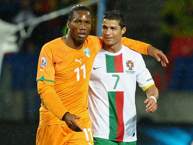 Drobga_ronaldo.jpg - Zanedlouho poté i nastoupil, bohužel šanci a ještě poloviční měl jen jednu. Na tento zápas jsme se těšili úplně nejvíce. Kvůli němu jsme najeli 700 km navíc, objednávali jsme ho až dodatečně. A bohužel to byl nejhorší zápas, který jsme zde naživo viděli. Za zmínku snad stojí jen Ronaldovo břevno z pěkné dálky a Drogbova přítomnost. Stav 0:0 odpovídal předvedené hře.