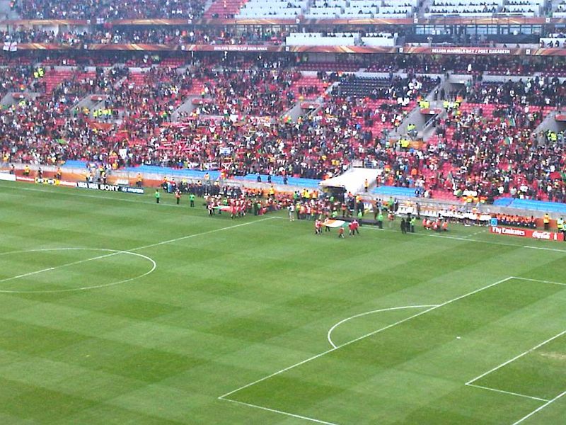 IMG00093-20100615-1553.jpg - Právě nastupuje Portgal a Ivory Coast. Před mistrovstvím se zranil můj velký oblíbenec Didier Drogba a velmi jsem se bál, aby mohl nastoupit v tomto prvním zápase. V základu bohužel nebyl, stejně jako Krociho Hugo Almeida.