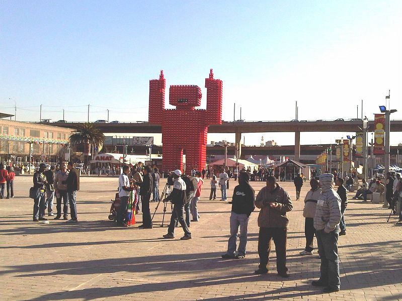 IMG00115-20100618-1526.jpg - Zbytek dní jsme strávili sledováním fotbalů. Přes den v tomto funparku. Kde každá cesta z fotbalu byla menším dobrodružstvím. Některá větším, zvlášť když jsme porušili všechny bezpečnostní rady a zmateně hledali vhodný minibus v temných garážích. Já pak ještě v minibusu plné místních, odsouhlasil jedné paní, že jsou Afričani všichni debilové (vůbec jsem nerozuměl, co říkala a Kroci raději dělal, že mě nezná). Večer jsme jezdili na fotbaly taxíkem a jednou jsme dokonce dostali od Patricka i ochranku. To když jsme šli do hospody dvě ulice vzdálené od ubytování. Náš bodyguard byl o hlavu menší, neozbrojenej a navíc 2x víc vystrašenější než my. Přemýšleli jsme, jak by nás ochránil, nejspíš sloužil jako návnada, abychom mohli utéct. Ale ani tehdy se nic podezřelého natož nebezpečného nestalo. Tudíž nezapomenout foťák v hostelu, tak se nám během celého výletu v JAR nic neztratilo ani nestalo.