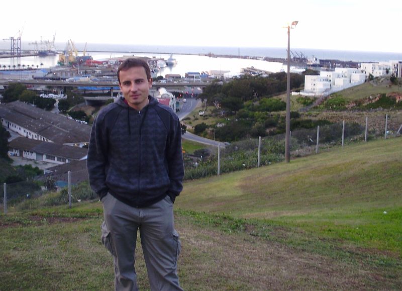 PB280821.JPG - Ten se hrál v Port Elisabeth (fotografie přístavu hned vedle malé dělostřelecké pevnosti). Rychle jsme se ubytovali v našem starém známem Corra Terrace, pozdravili opilce domácího , Lucy a dokonce i jejího přítele, který úspěšně zvládl migrénu. A vyrazili na stadion Nelsona Mandely na zápas Pobřeží Slonoviny - Portugalsko.